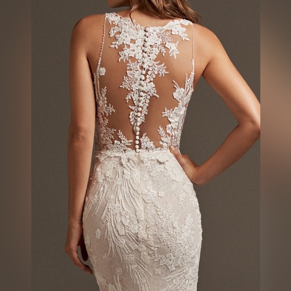 Pronovias EOS Lace Wedding Dress - Picture 13 of 16